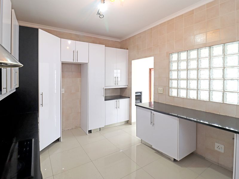 Charming Single-Storey Home in a Sought-After Secure Estate - Photo 5