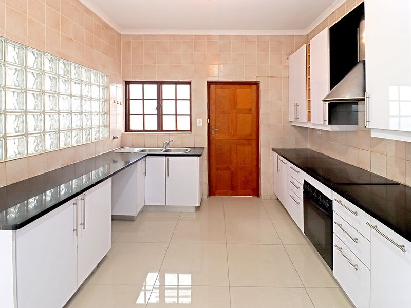 Charming Single-Storey Home in a Sought-After Secure Estate - Photo 6