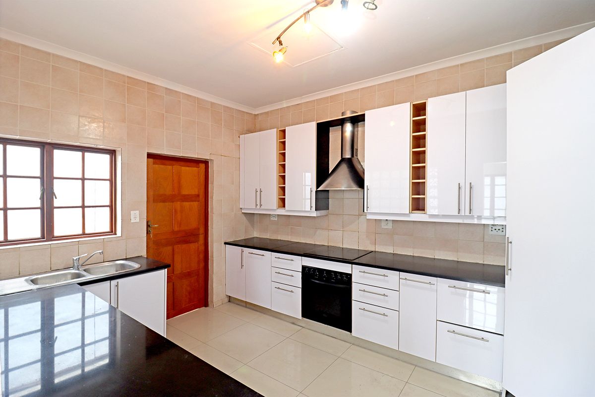 Charming Single-Storey Home in a Sought-After Secure Estate - Photo 4