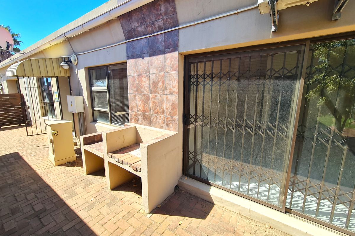 Spacious, Low-Maintenance Living at Prime Location in Jeffreys Bay Central - Photo 4