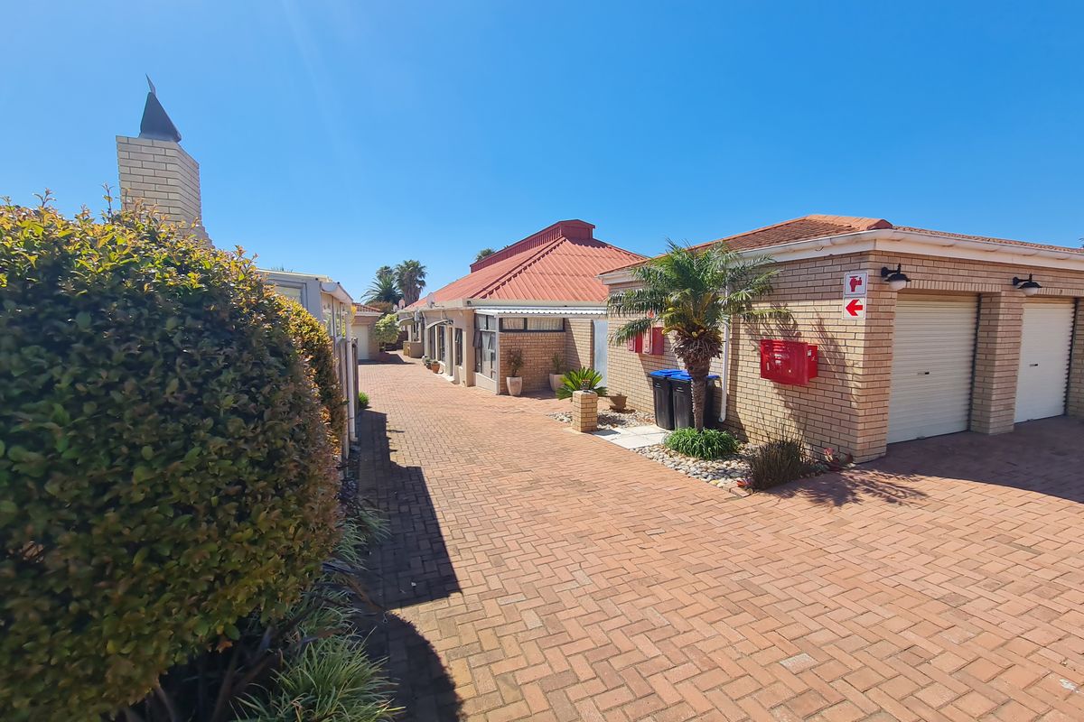 Spacious, Low-Maintenance Living at Prime Location in Jeffreys Bay Central - Photo 2