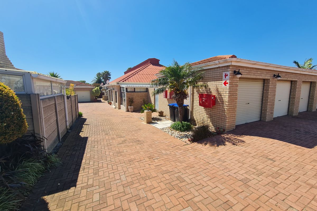 Spacious, Low-Maintenance Living at Prime Location in Jeffreys Bay Central - Photo 3