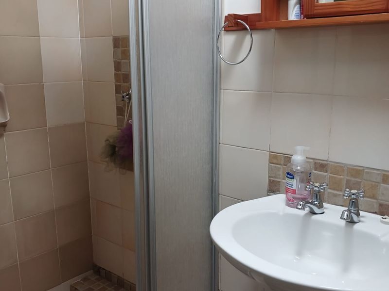 3 Bedroom Spacious Family Home - Photo 10