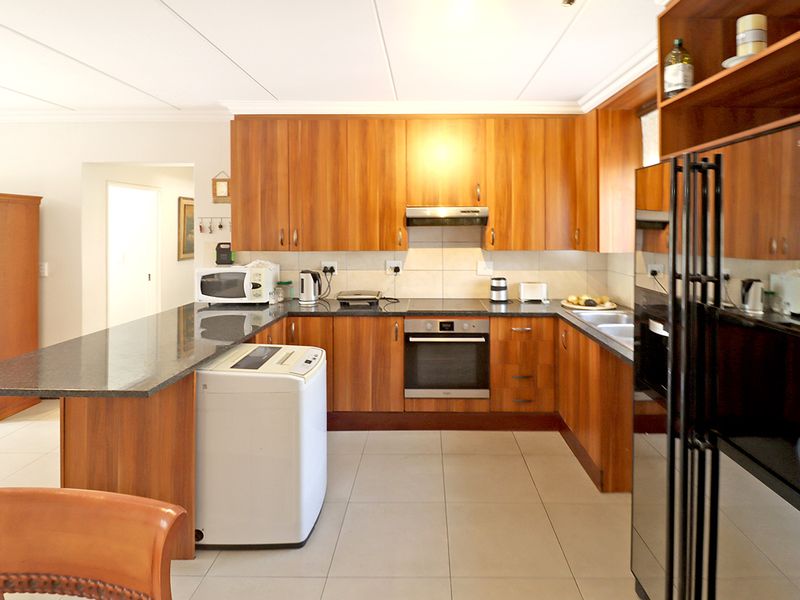 Hidden Gem with a Large Garden – 3 Bedroom Ground Floor Apartment in Barbeque Downs - Photo 9