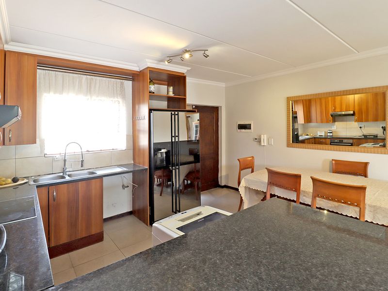 Hidden Gem with a Large Garden – 3 Bedroom Ground Floor Apartment in Barbeque Downs - Photo 8