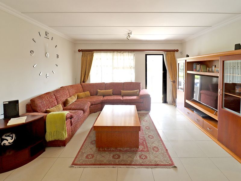 Hidden Gem with a Large Garden – 3 Bedroom Ground Floor Apartment in Barbeque Downs - Photo 3