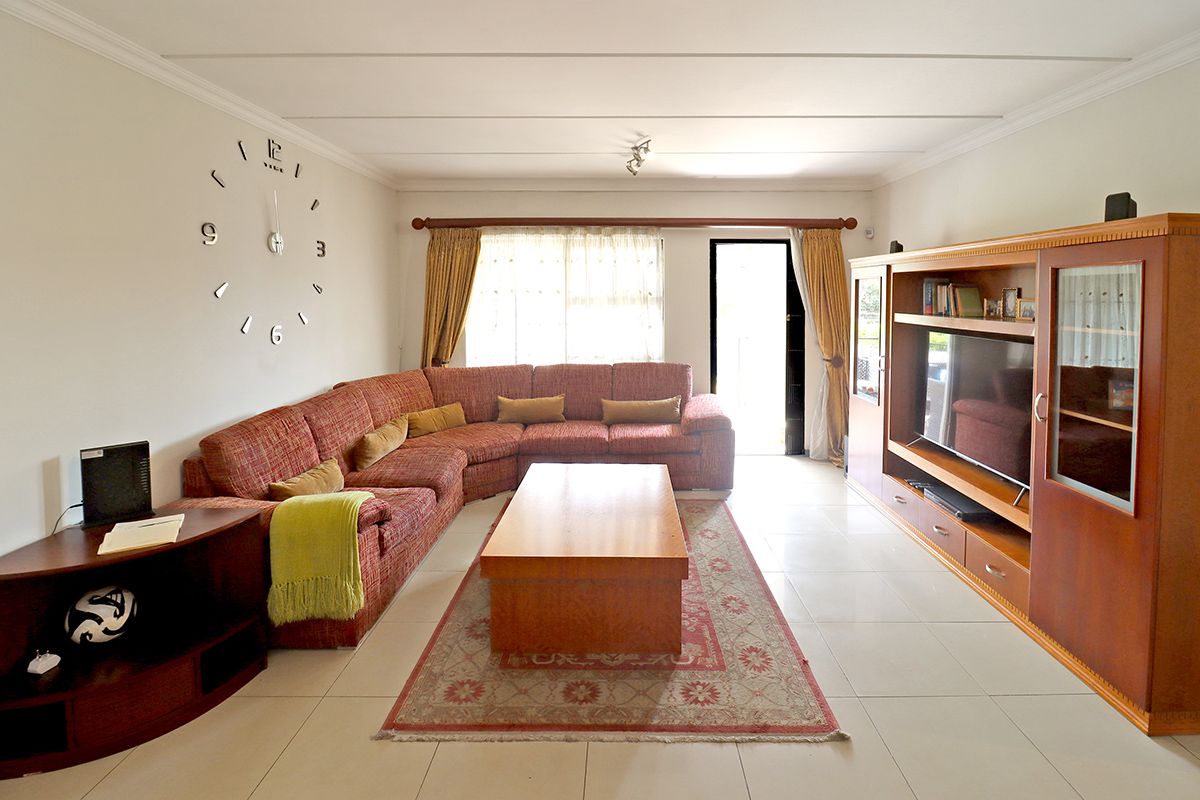 Hidden Gem with a Large Garden – 3 Bedroom Ground Floor Apartment in Barbeque Downs - Photo 3