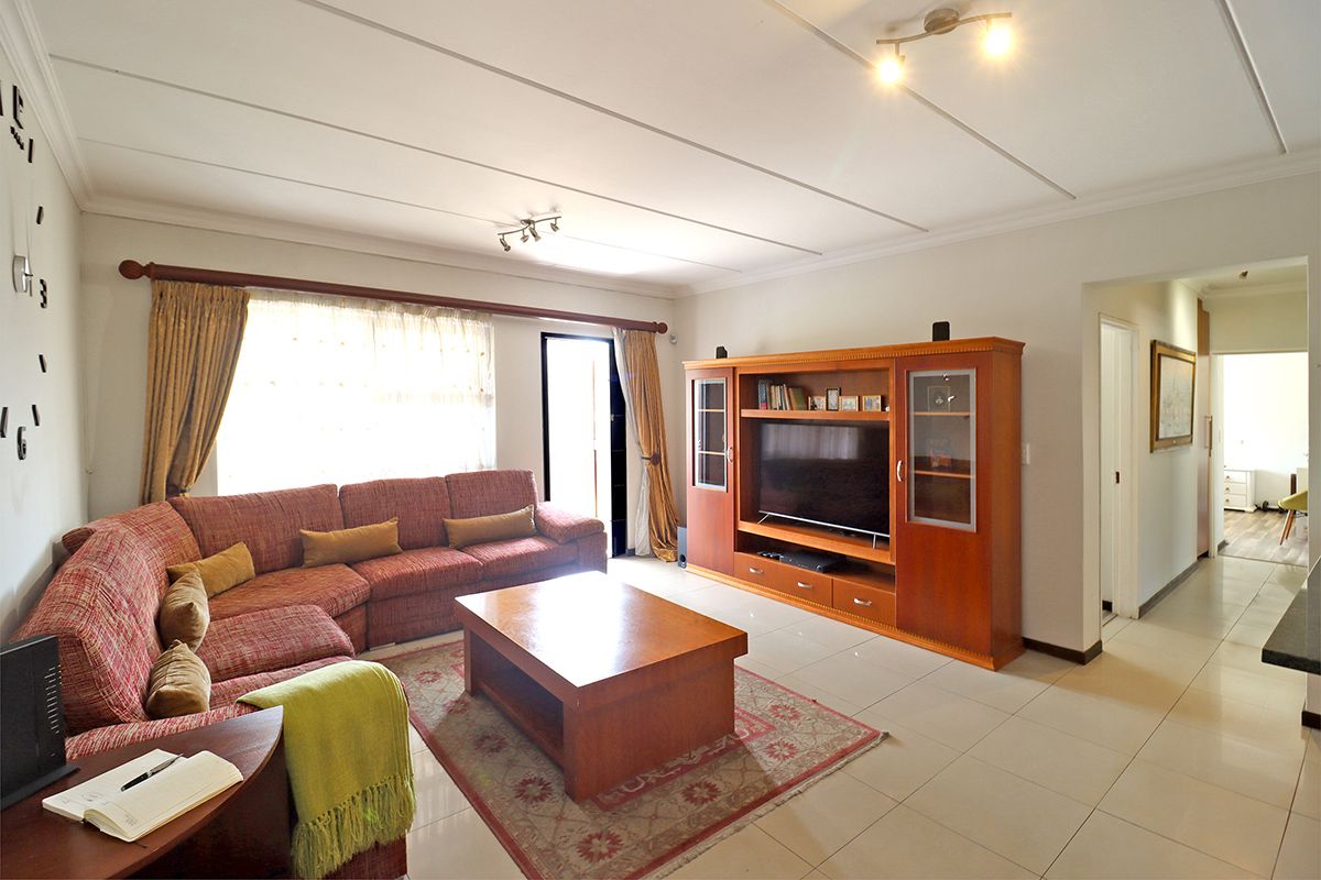 Hidden Gem with a Large Garden – 3 Bedroom Ground Floor Apartment in Barbeque Downs - Photo 2