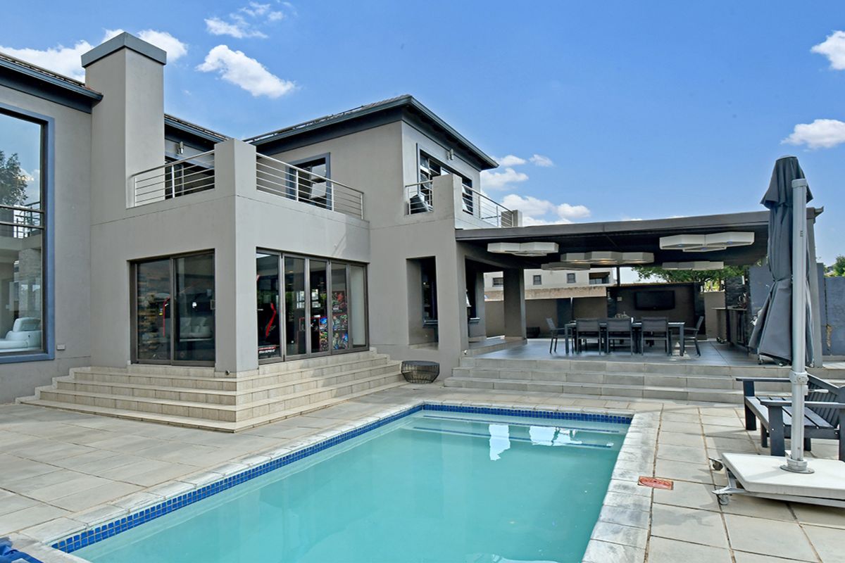 Seamless Living Between Architecture and Nature without leaving modern luxury behind. - Photo 3