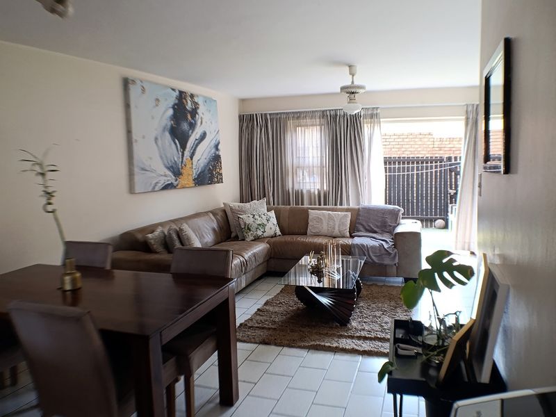Price reduced on a  very neat 2 bedr town house in Rietfontein on sale - Photo 2