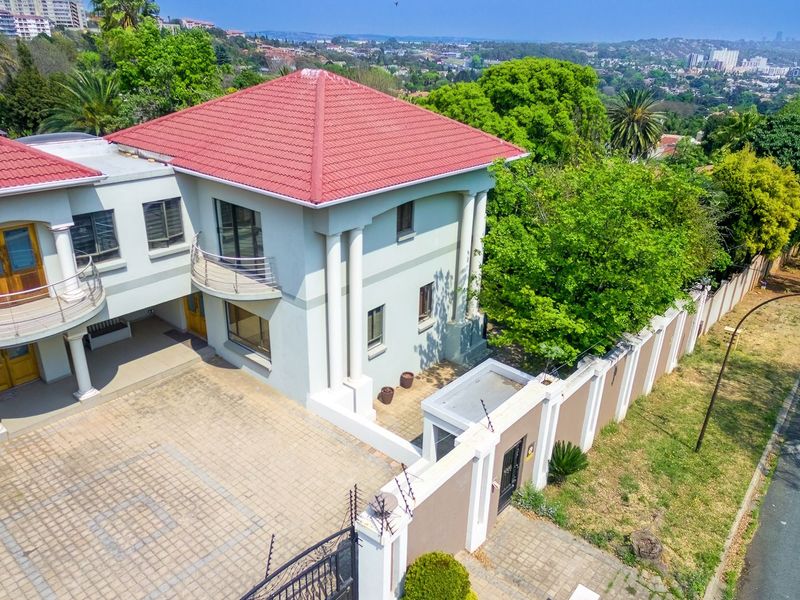Unique Full Title Home. On 2 Stands. 8 Beds - Photo 1