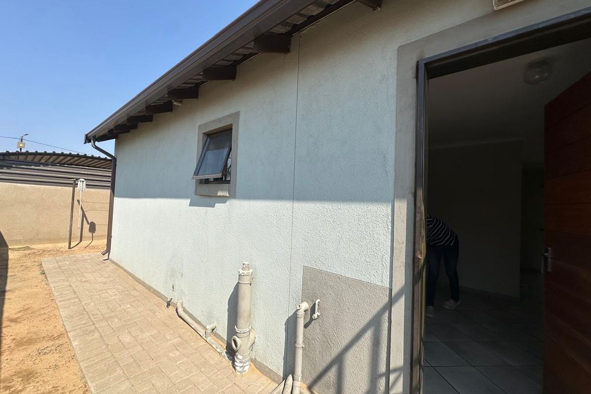 Charming 3 bedroom home - Photo 3