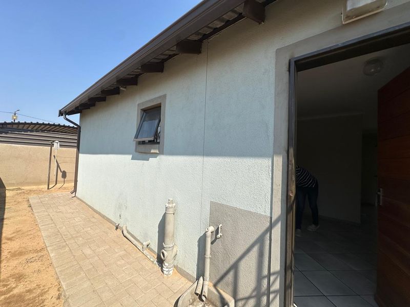 Charming 3 bedroom home - Photo 3