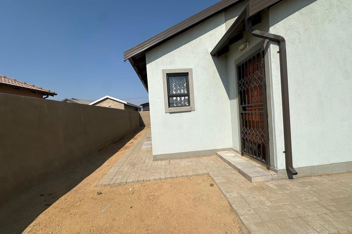 Charming 3 bedroom home - Photo 2