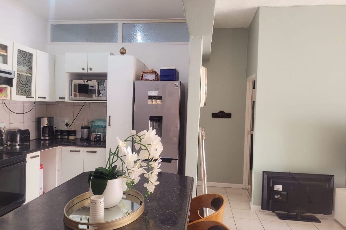 3 Bedroomed ground floor unit in a small complex - Photo 2