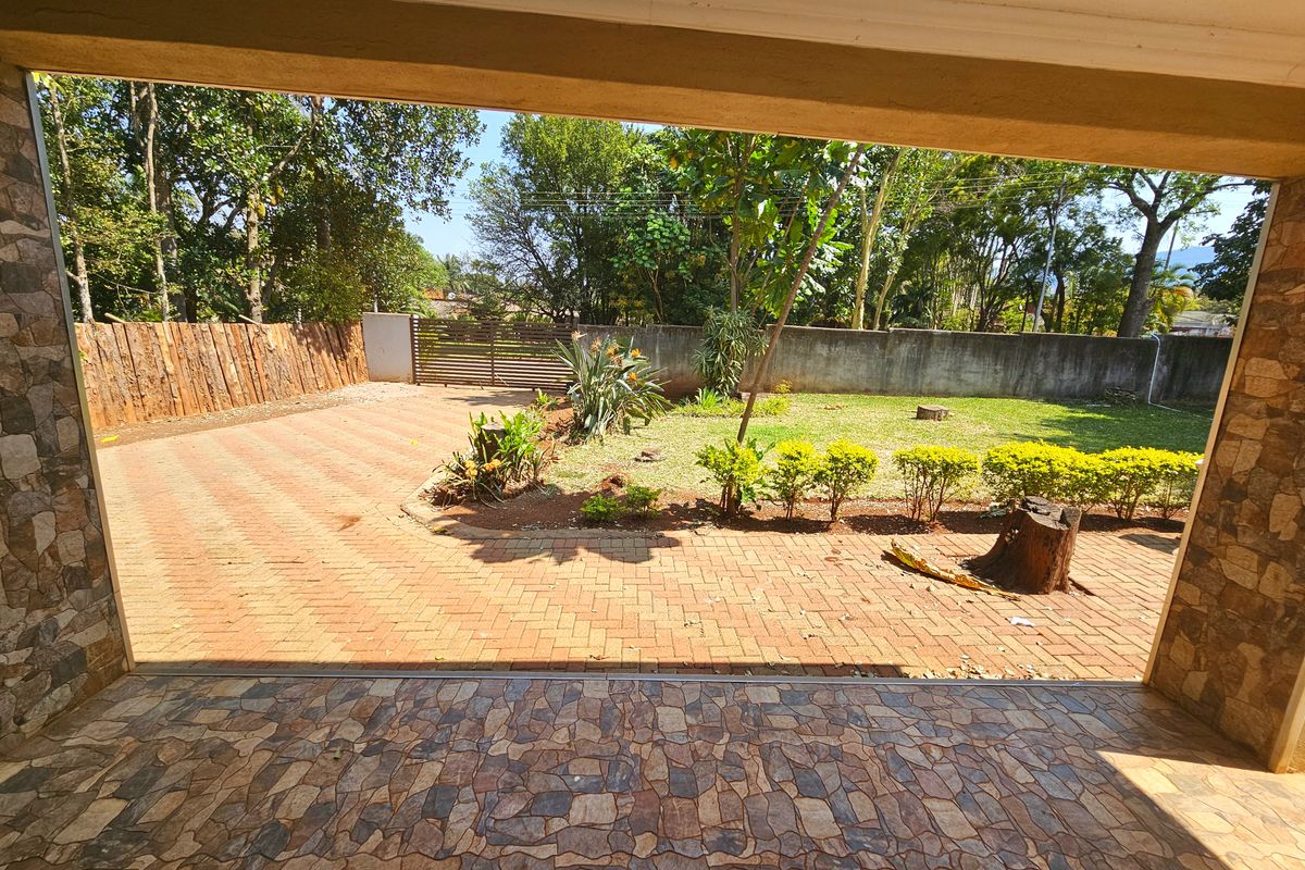 Modern Family Home with Expansive Yard and Excellent Features, for sale in Louis Trichardt. - Photo 4