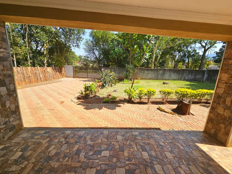 Modern Family Home with Expansive Yard and Excellent Features, for sale in Louis Trichardt. - Photo 4