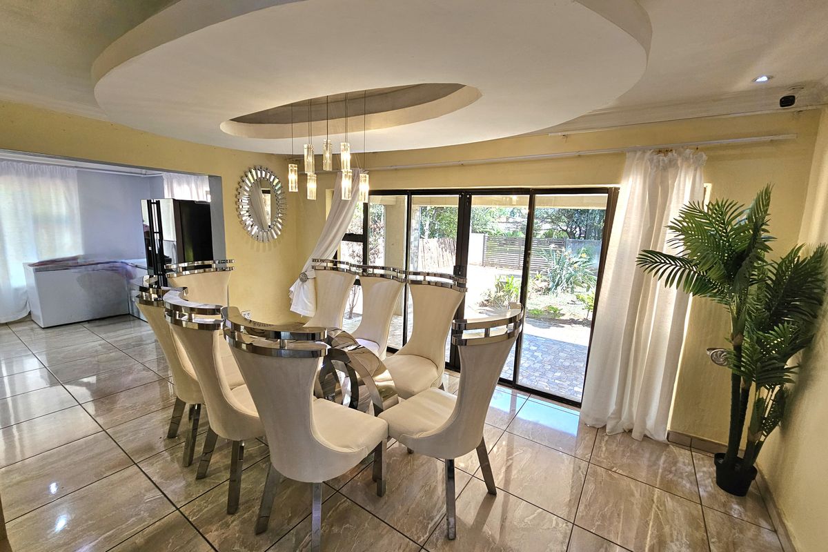 Modern Family Home with Expansive Yard and Excellent Features, for sale in Louis Trichardt. - Photo 5