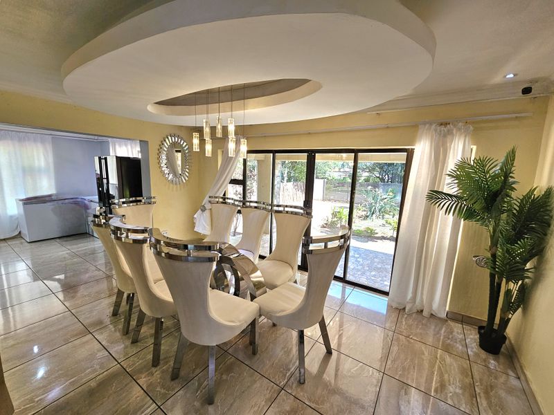 Modern Family Home with Expansive Yard and Excellent Features, for sale in Louis Trichardt. - Photo 5