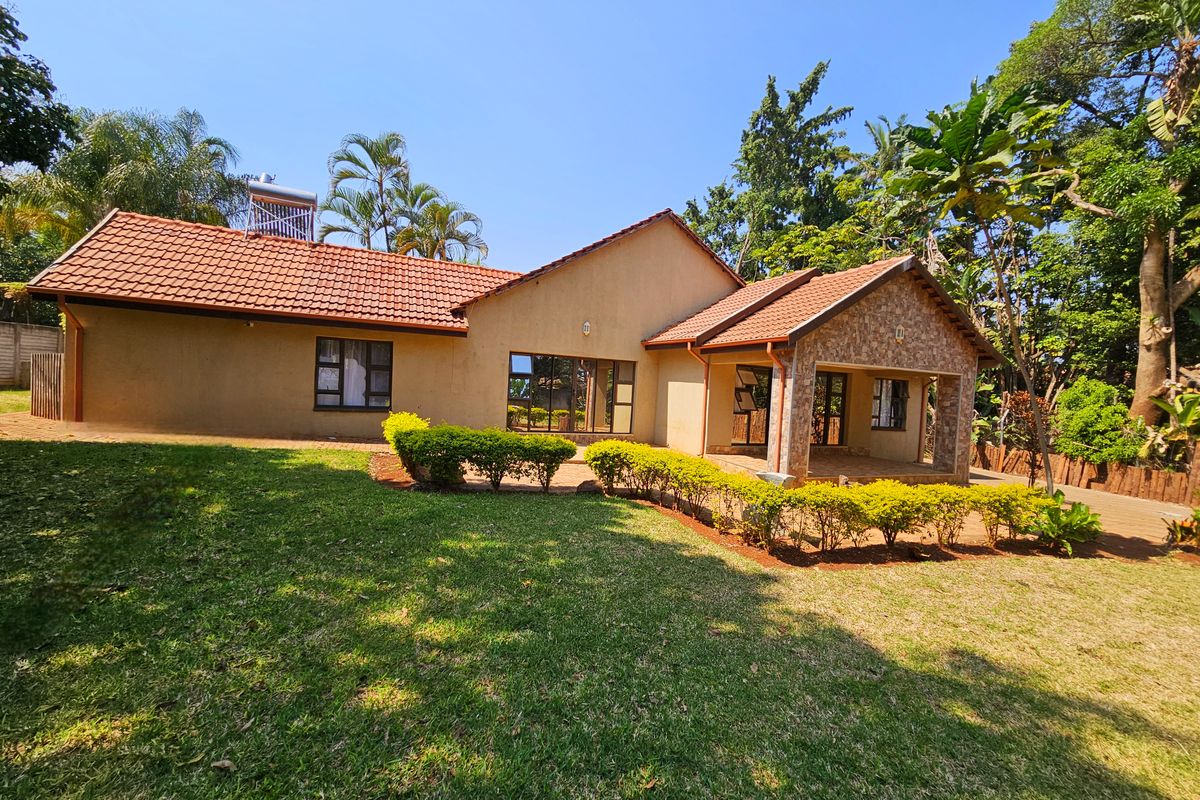 Modern Family Home with Expansive Yard and Excellent Features, for sale in Louis Trichardt. - Photo 2