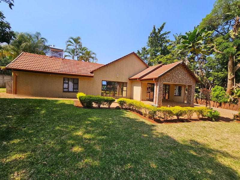 Modern Family Home with Expansive Yard and Excellent Features, for sale in Louis Trichardt. - Photo 2