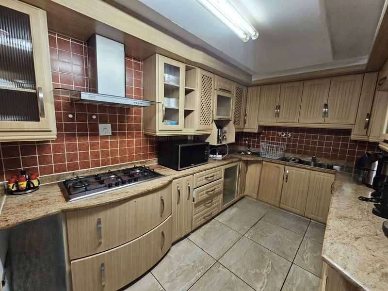 Modern Family Home with Expansive Yard and Excellent Features, for sale in Louis Trichardt. - Photo 10