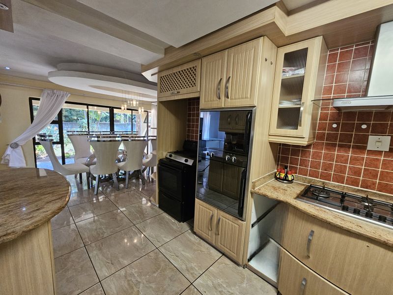 Modern Family Home with Expansive Yard and Excellent Features, for sale in Louis Trichardt. - Photo 9