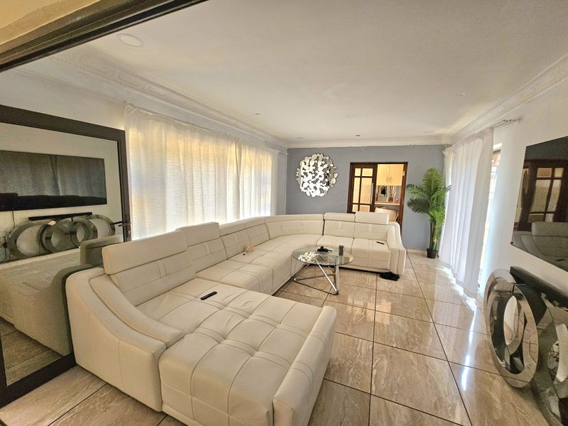 Modern Family Home with Expansive Yard and Excellent Features, for sale in Louis Trichardt. - Photo 7