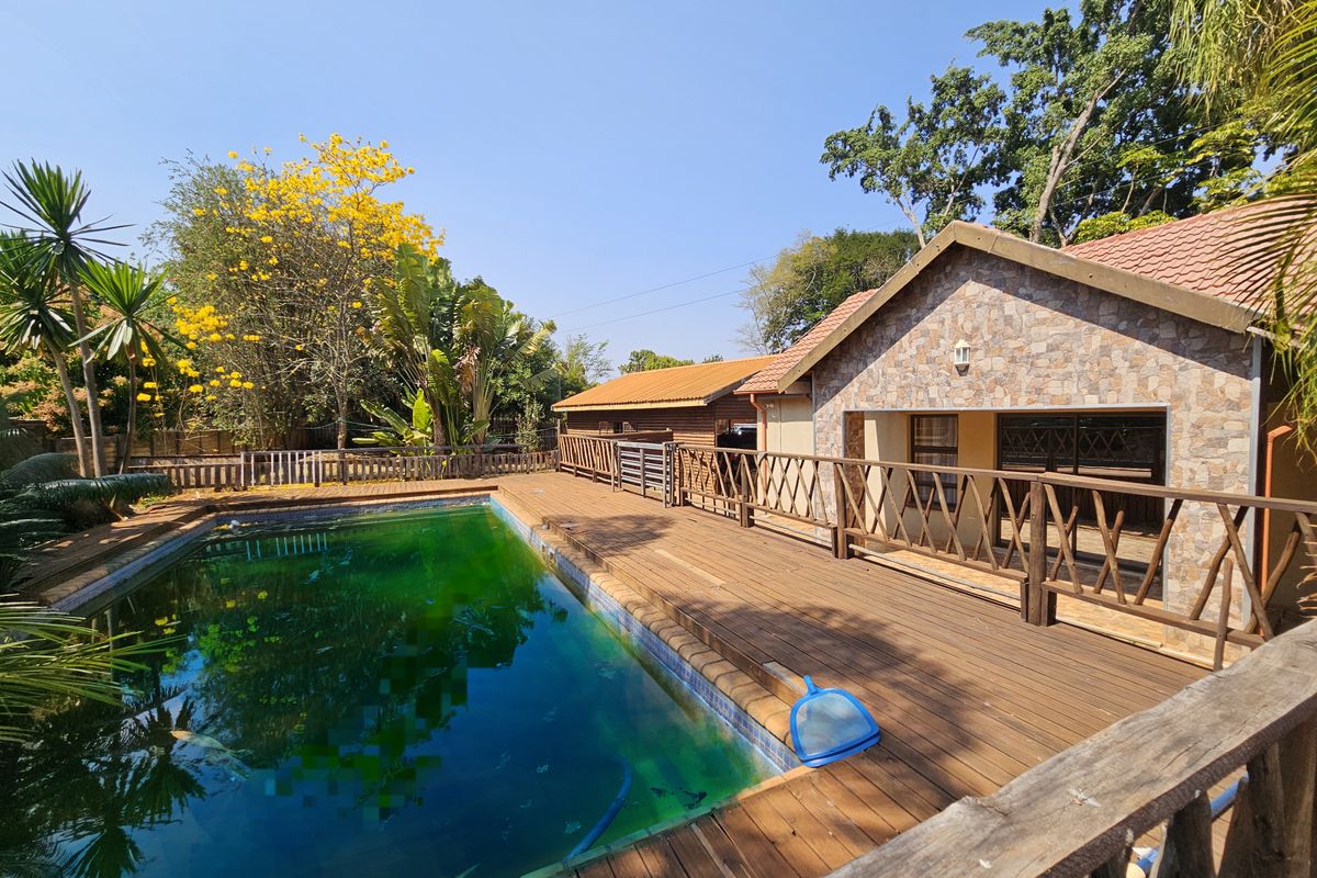 Modern Family Home with Expansive Yard and Excellent Features, for sale in Louis Trichardt. - Photo 3