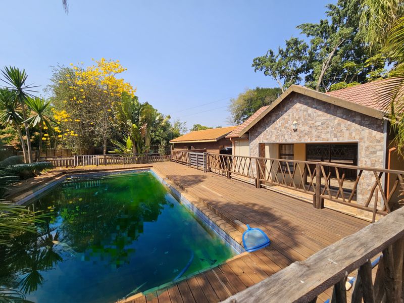 Modern Family Home with Expansive Yard and Excellent Features, for sale in Louis Trichardt. - Photo 3