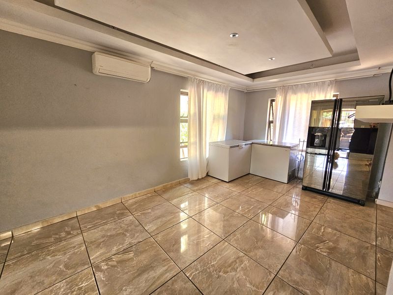 Modern Family Home with Expansive Yard and Excellent Features, for sale in Louis Trichardt. - Photo 8