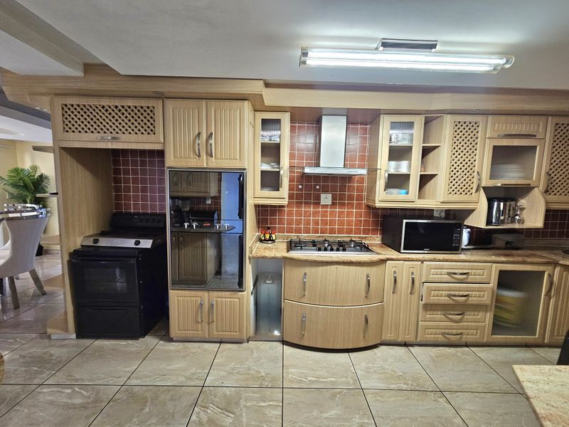 Modern Family Home with Expansive Yard and Excellent Features, for sale in Louis Trichardt. - Photo 6