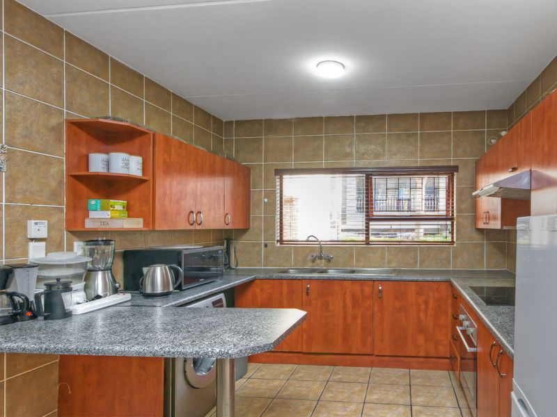 Lock-Up-and-Go Ground Floor Apartment in Sunninghill - Photo 2