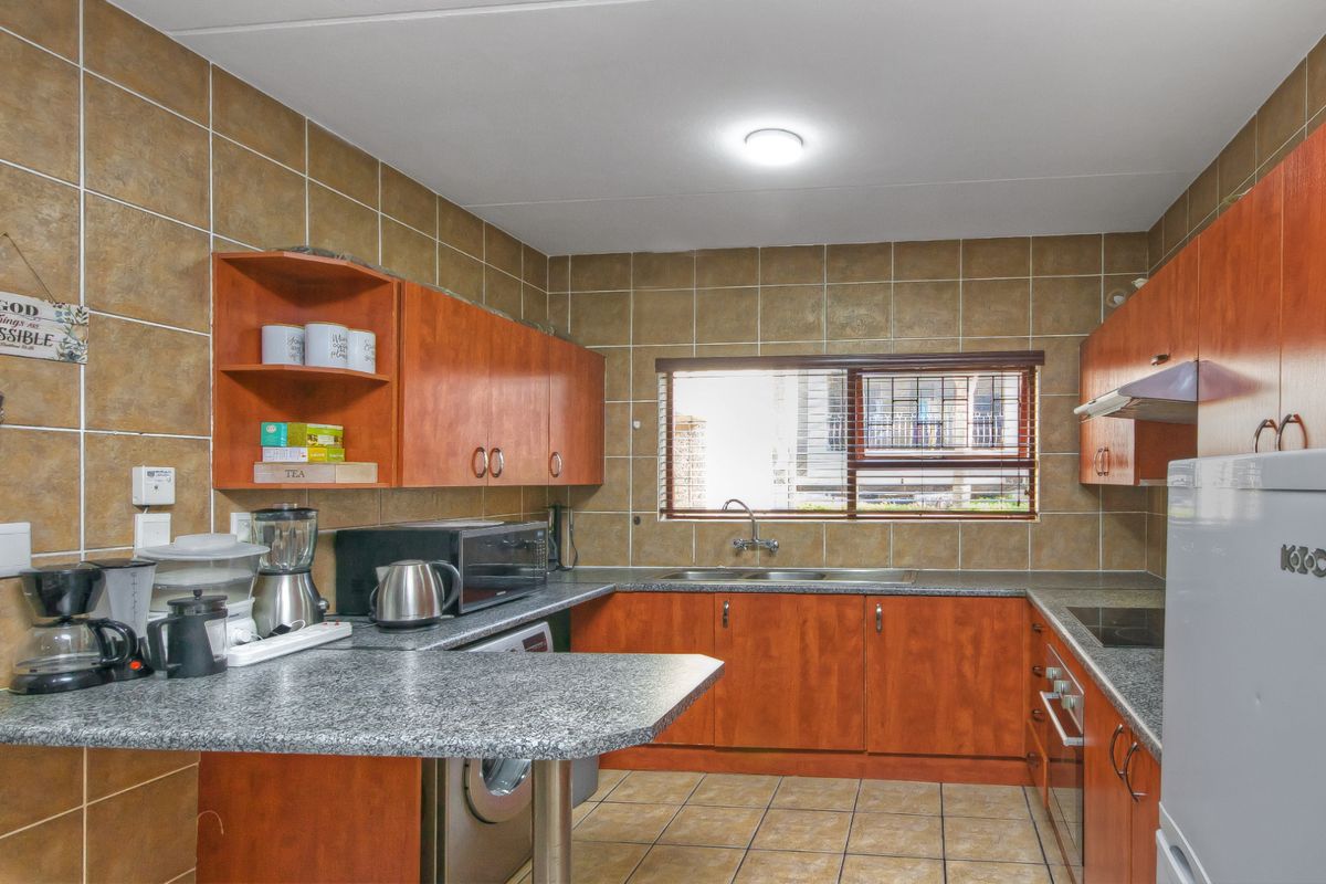 Lock-Up-and-Go Ground Floor Apartment in Sunninghill - Photo 2