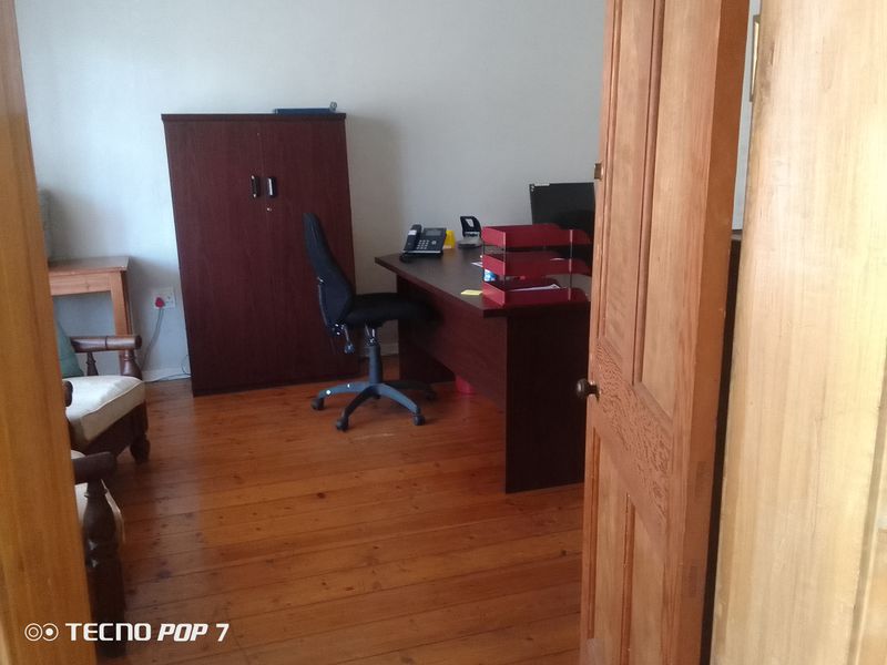 Sspacious 4 Bedroom Home with Flatlet in Miederpark Potchefstroom - Photo 9