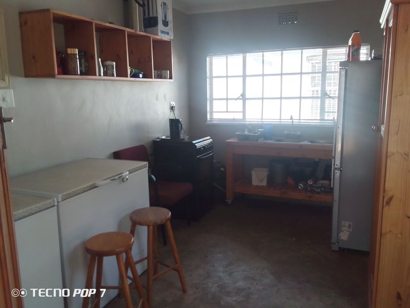 Sspacious 4 Bedroom Home with Flatlet in Miederpark Potchefstroom - Photo 7