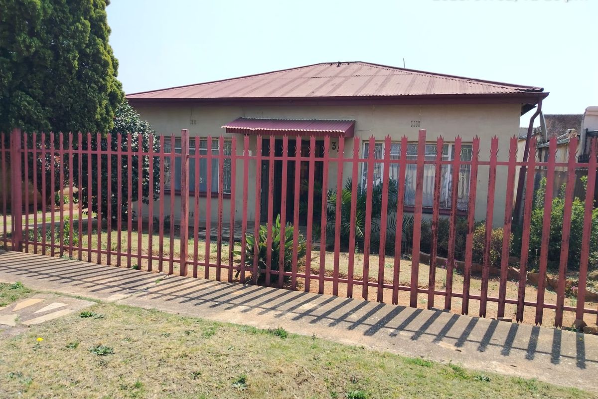 Welcome to this affordable charming 3 Bedroom 2 Bathroom family home.  Also ideal investor property. - Photo 2