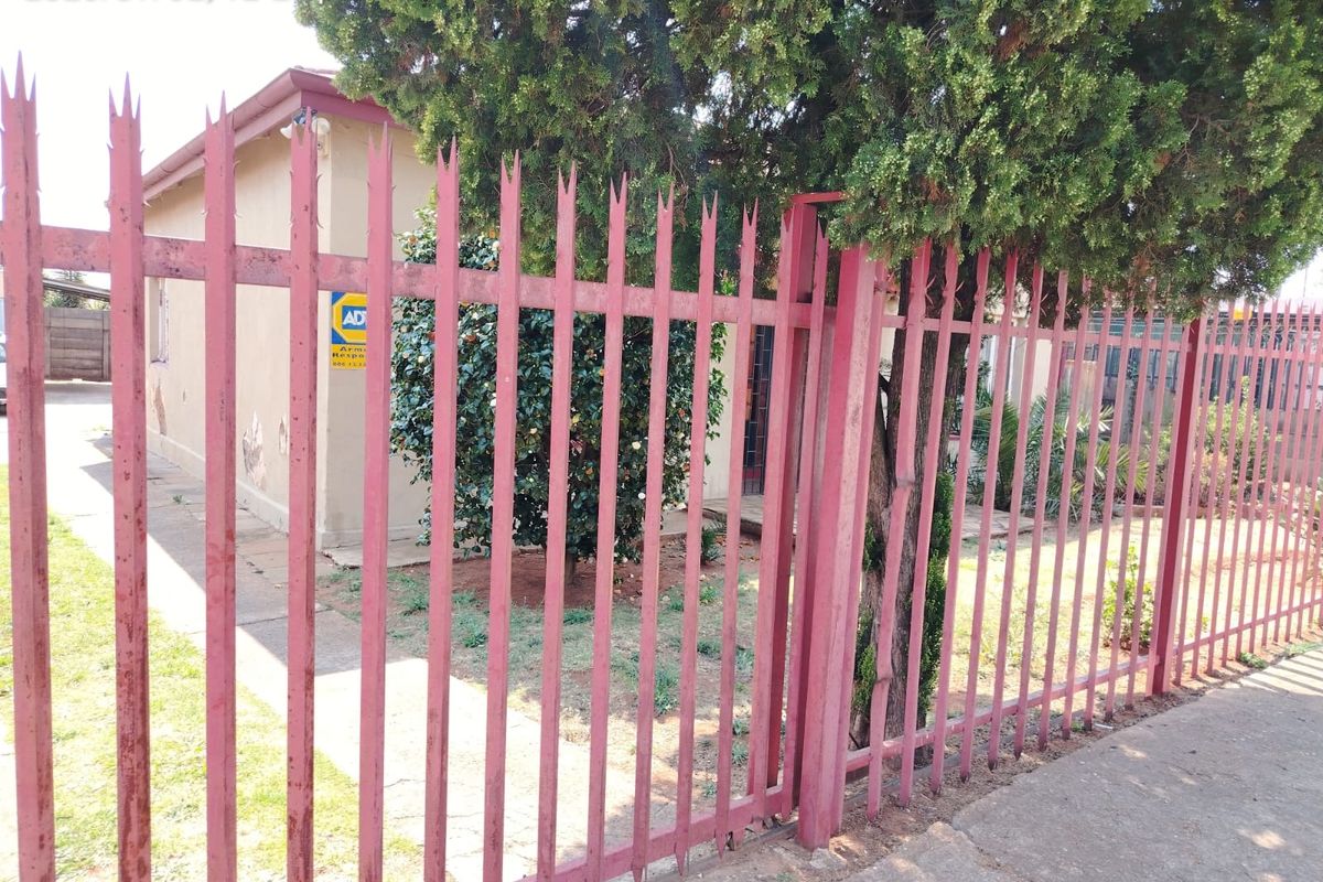 Welcome to this affordable charming 3 Bedroom 2 Bathroom family home.  Also ideal investor property. - Photo 3