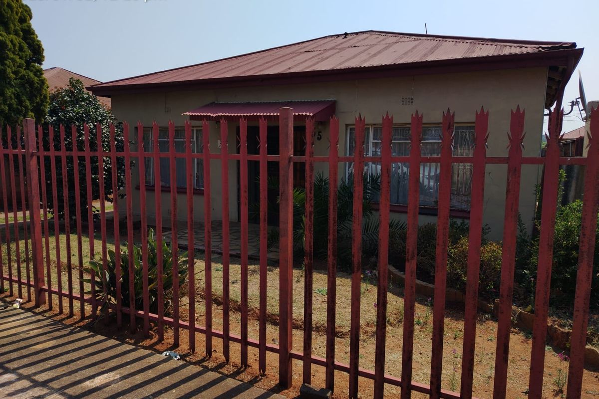 Welcome to this affordable charming 3 Bedroom 2 Bathroom family home.  Also ideal investor property. - Photo 4