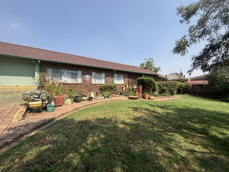 Owners on the Move - Large family home - Photo 1