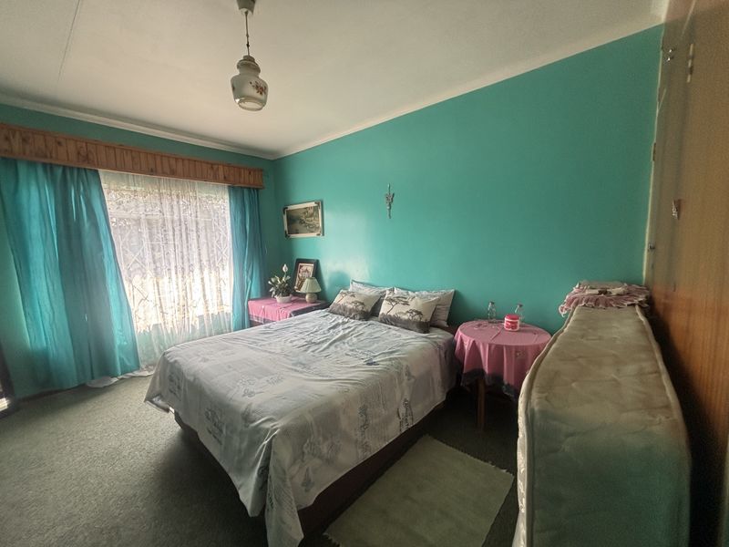 Owners on the Move - Large family home - Photo 9