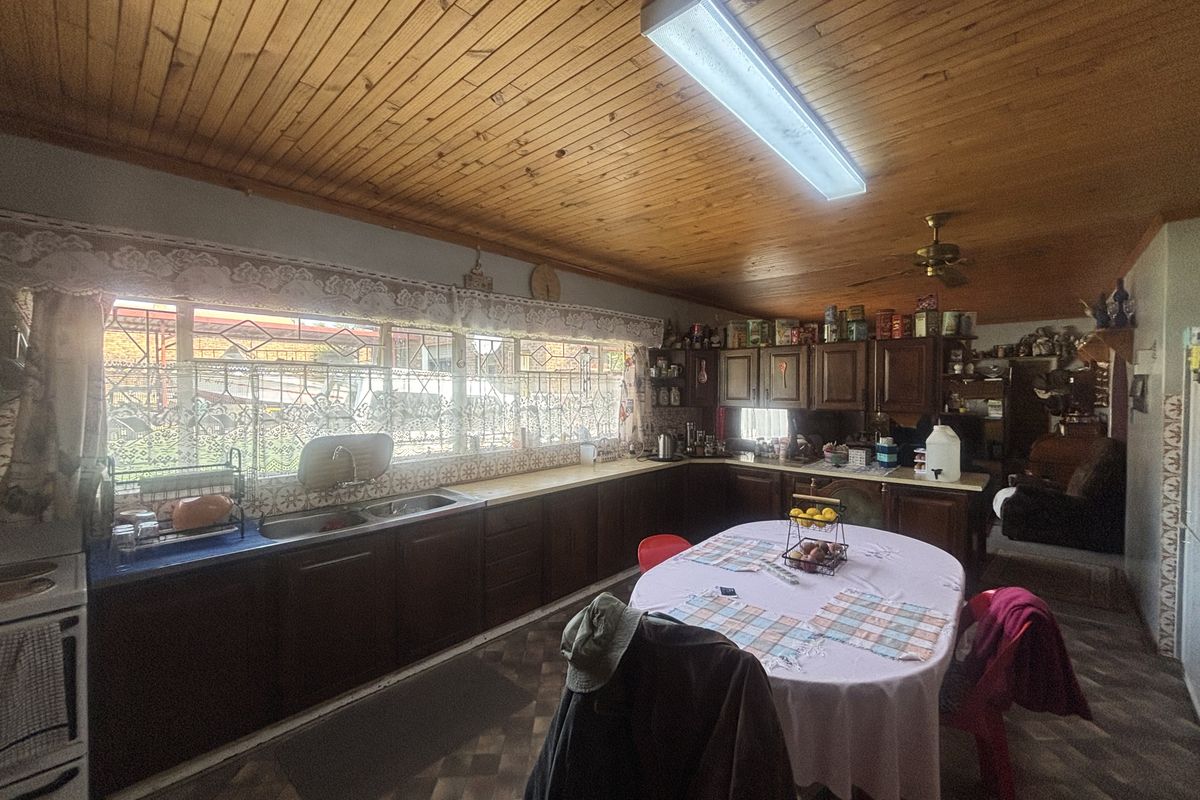 Owners on the Move - Large family home - Photo 3