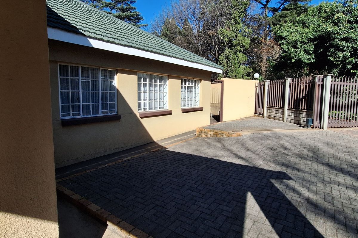 This Large Family house is situated in SW 5 Proper!!! - Photo 2