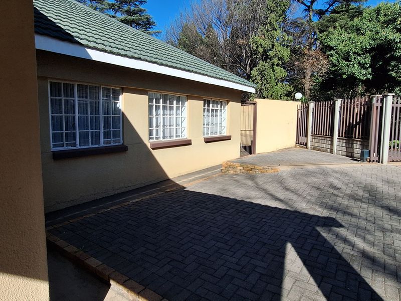 This Large Family house is situated in SW 5 Proper!!! - Photo 2