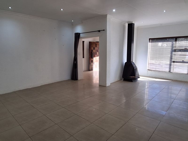 This Large Family house is situated in SW 5 Proper!!! - Photo 4