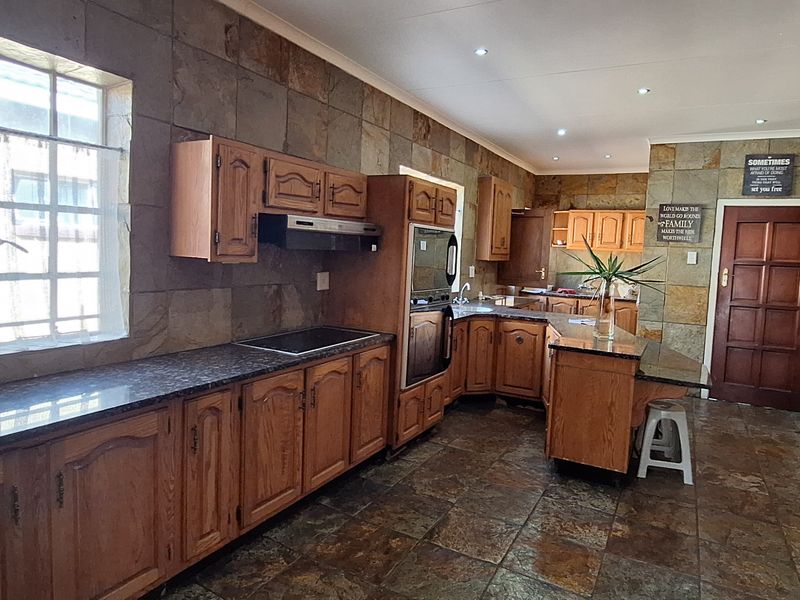 This Large Family house is situated in SW 5 Proper!!! - Photo 10