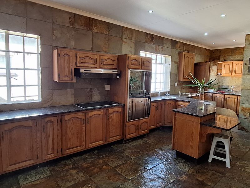 This Large Family house is situated in SW 5 Proper!!! - Photo 8