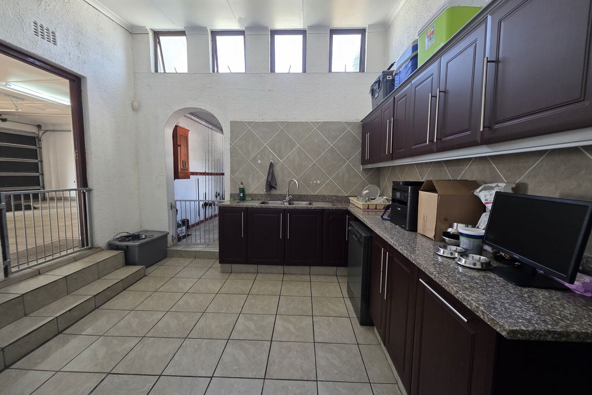 Distinguished Six-Bedroom Residence in Meer en see - Photo 5