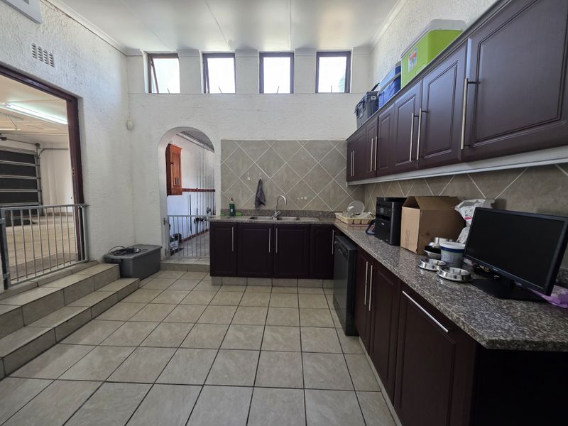 Distinguished Six-Bedroom Residence in Meer en see - Photo 5