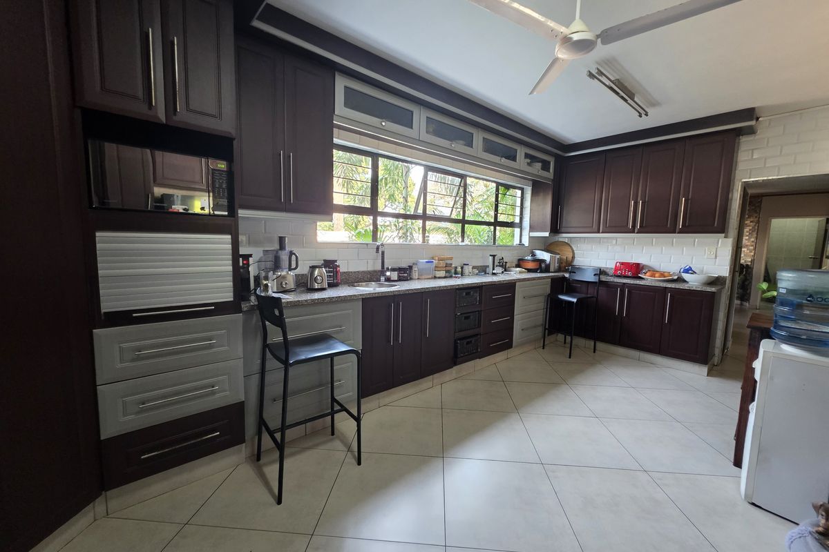 Distinguished Six-Bedroom Residence in Meer en see - Photo 2